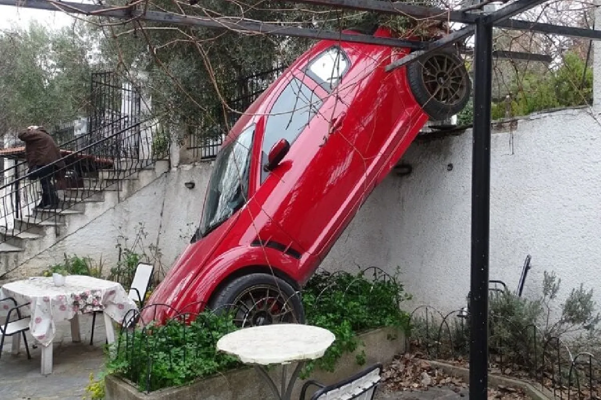 Θεσσαλονίκη: Τροχαίο στo Πανόραμα - Αυτοκίνητο κατέληξε σε… αυλή σπιτιού