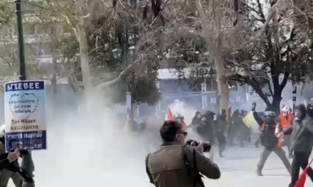 Σύνταγμα: Μολότοφ χρήση χημικών και πετροπόλεμος κουκουλοφόρων με την αστυνομία [ΒΙΝΤΕΟ]