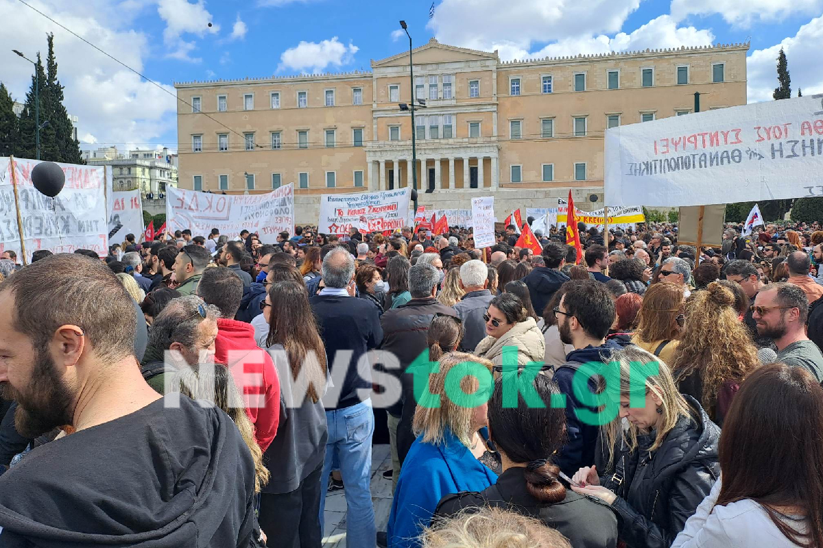 Τέμπη: Επεισόδια στο Σύνταγμα μεταξύ αστυνομίας και κουκουλοφόρων