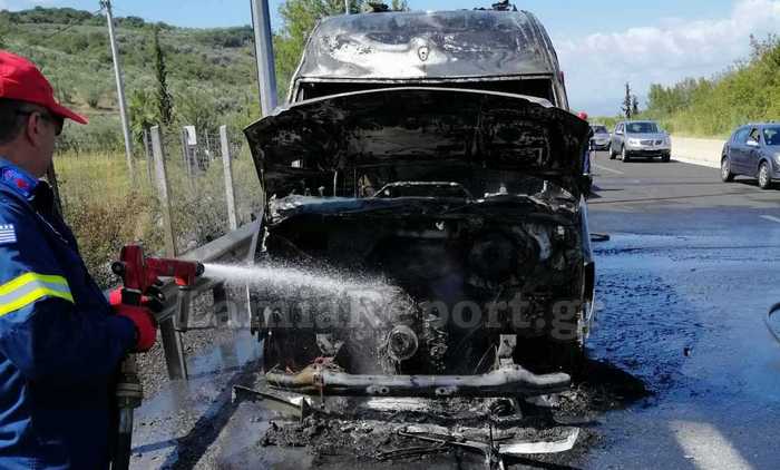 Φθιώτιδα: Λαμπάδιασε φορτηγάκι στην εθνική οδό - Δείτε εικόνες