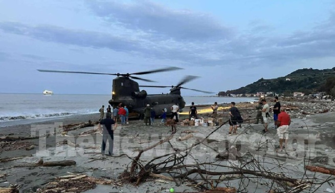 Με ελικόπτερο κατεβάζουν νερά και τρόφιμα στα παράλια του Πηλίου - Ανθρώπινη αλυσίδα από τους παίκτες του Βόλου (ΦΩΤΟΓΡΑΦΙΕΣ)