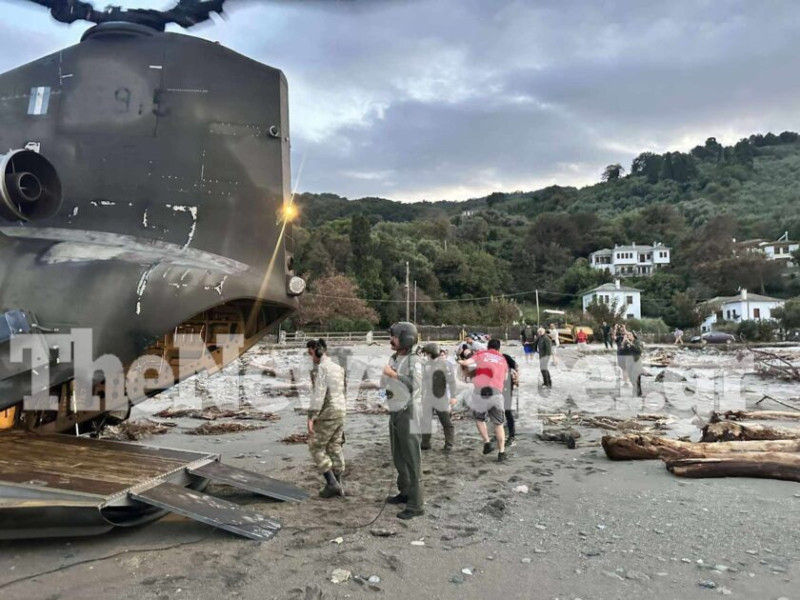 Με ελικόπτερο κατεβάζουν νερά και τρόφιμα στα παράλια του Πηλίου - Ανθρώπινη αλυσίδα από τους παίκτες του Βόλου (ΦΩΤΟΓΡΑΦΙΕΣ)