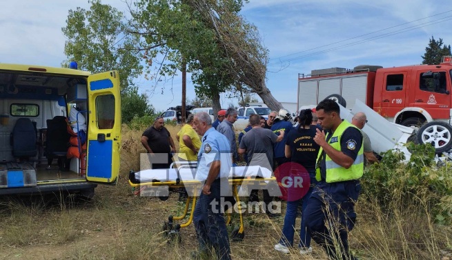 Σοβαρό τροχαίο στην Εύβοια - Ανατροπή αυτοκινήτου μετά από σύγκρουση με φορτηγό (ΦΩΤΟ)