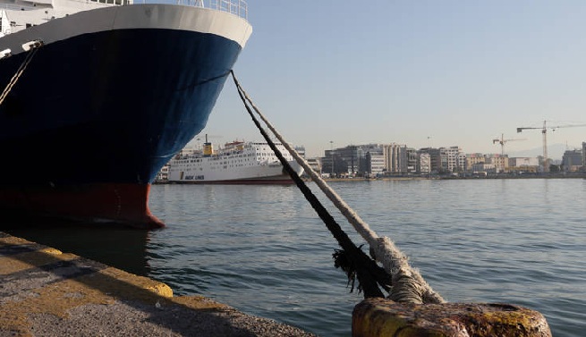 Ναυτικός τραυματίστηκε μέσα σε πλοίο στον Πειραιά