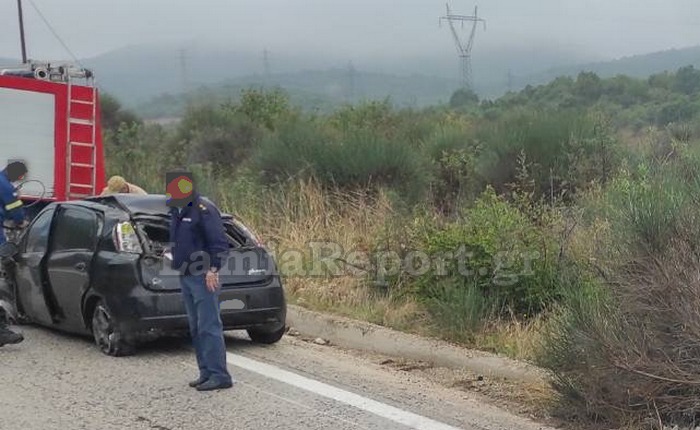 Αυτοκίνητο με οικογένεια έπεσε σε κολόνα στο Δομοκό