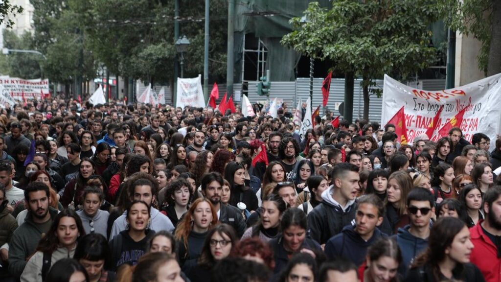 Πολυτεχνείο: Στην πρεσβεία των ΗΠΑ η σημαία