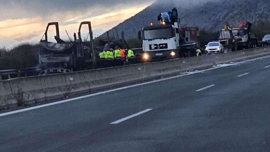 Νταλίκα τυλίχθηκε στις φλόγες στην Εγνατία στο ρεύμα Κοζάνη - Βέροια