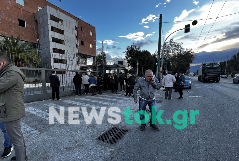 Επεισόδια στου Ρέντη: Δεκάδες γονείς έξω από το Αλλοδαπών - βίντεο