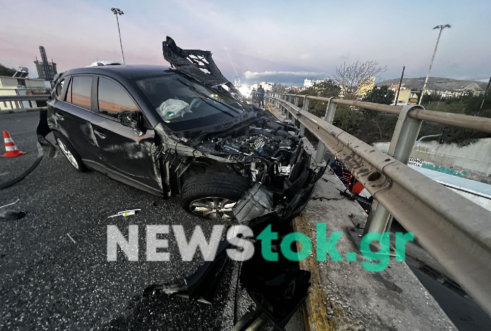 Τρομακτικό τροχαίο με εγκατάλειψη στην Πέτρου Ράλλη - Σμπαράλια αυτοκίνητο που έφερε τούμπες (ΦΩΤΟ - ΒΙΝΤΕΟ)