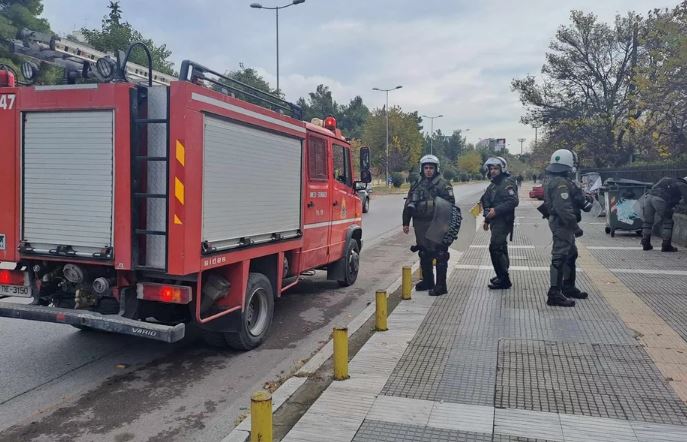 Επίθεση κουκουλοφόρων σε διμοιρία των ΜΑΤ στο ΑΠΘ - βίντεο