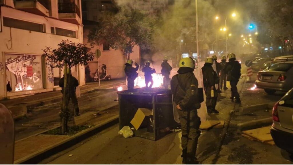 Έσπασαν βιτρίνες, έβαλαν φωτιά σε κάδους και μολότοφ σε Αθήνα και Θεσσαλονίκη - βίντεο