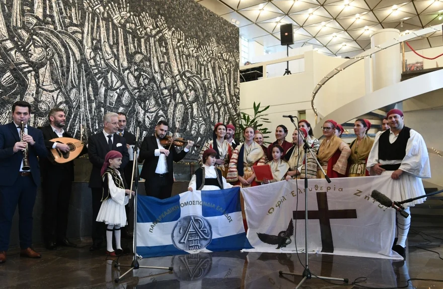 Κάλαντα στο ΚΚΕ και ο Κουτσούμπας έσυρε τον χορό