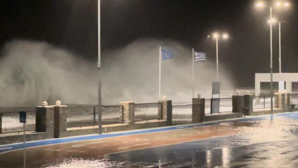 Κακοκαιρία: Δεμένα στα λιμάνια τα πλοία λόγω των θυελλωδών ανέμων – Τα δρομολόγια που δεν εκτελούνται