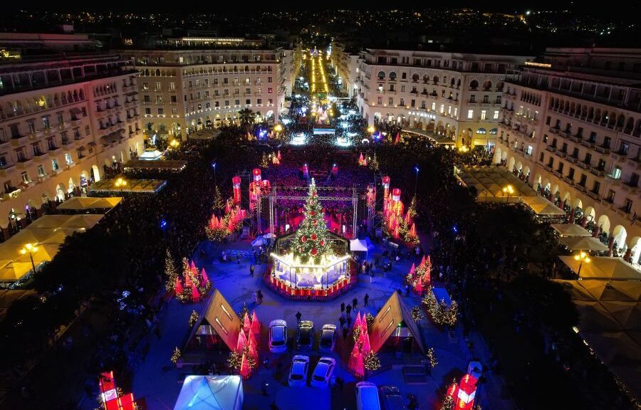 Φωταγωγήθηκε το χριστουγεννιάτικο δέντρο στην πλατεία Αριστοτέλους - βίντεο