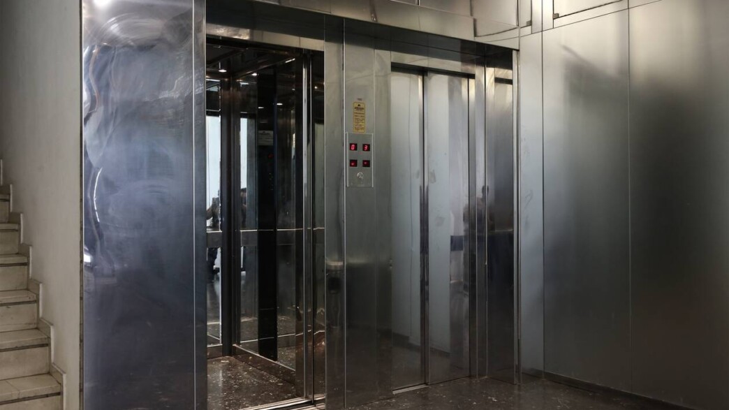 Άγιος Παντελεήμονας: Δράκος επιτήθεται σε ανήλικα κορίτσια μέσα σε ασανσέρ