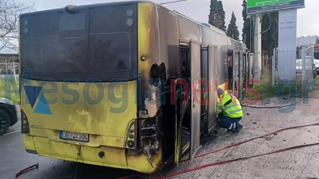 Λεωφορείο τυλίχθηκε στις φλόγες στην Λεωφόρο Λαυρίου στο Κορωπί