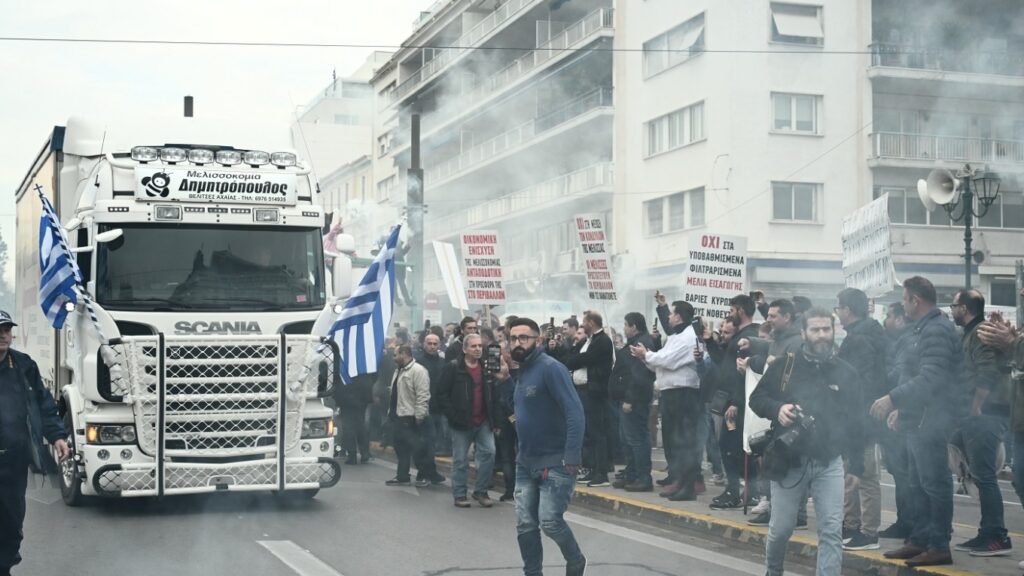 Μελισσοκόμοι: Με κυψέλες έξω από τη Βουλή, φορτηγά και καπνιστήρια - ΒΙΝΤΕΟ