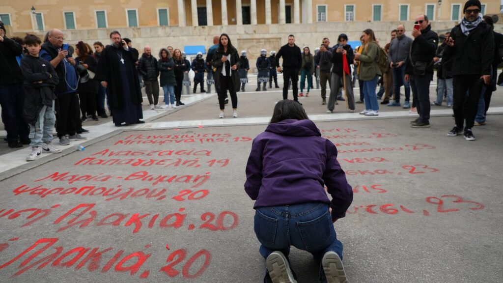 Σύνταγμα: Έγραψαν με κόκκινη μπογιά τα 57 ονόματα των θυμάτων των Τεμπών