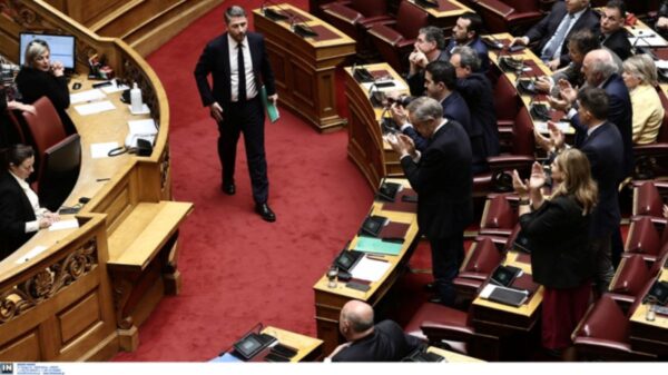 Βουλή: Κατατέθηκε η πρόταση δυσπιστίας! Ανδρουλάκης: Να απολογηθεί ο Μητσοτάκης