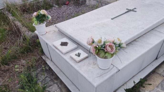 Αγρίνιο: Άγνωστοι «ρήμαξαν» νεκροταφείο στη Μεγάλη Χώρα