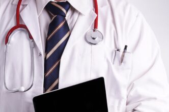 Θεσσαλονίκη: Καταδικάστηκε γιατρός για “φακελάκια” από ασθενείς στο “Θεαγένειο”