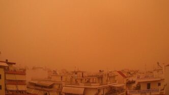 Απόκοσμες εικόνες στην Καλαμάτα: Αποπνικτική η ατμόσφαιρα από την αφρικανική σκόνη