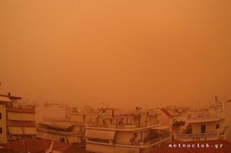 Απόκοσμες εικόνες στην Καλαμάτα: Αποπνικτική η ατμόσφαιρα από την αφρικανική σκόνη