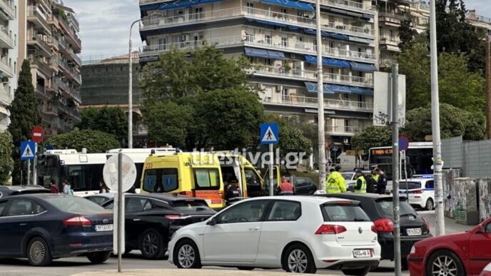 Μοτοσυκλέτα παρέσυρε τροχονόμο στο κέντρο της Θεσσαλονίκης