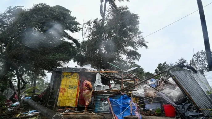 Ινδία: Τους 65 έφτασαν οι νεκροί από το πέρασμα του κυκλώνα Ρέμαλ
