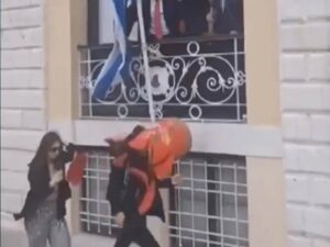 Κέρκυρα: Παρολίγο τραγωδία - Στο κεφάλι περαστικής έπεσε μπότης από το Δημαρχείο