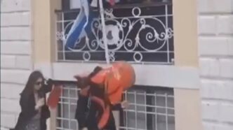 Κέρκυρα: Παρολίγο τραγωδία - Στο κεφάλι περαστικής έπεσε μπότης από το Δημαρχείο
