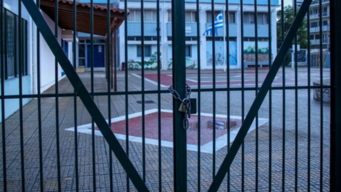 Εξάχρονος καταπλακώθηκε από πόρτα σχολείου στη Φθιώτιδα