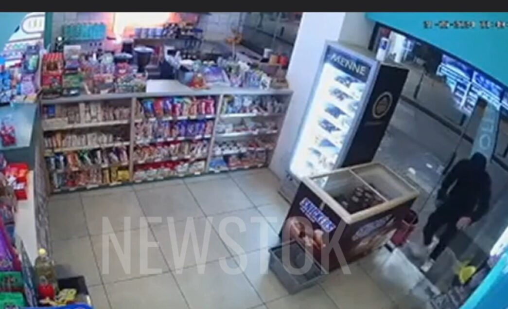 Βίντεο ντοκουμέντo: Ληστής απειλούσε με μαχαίρι υπαλλήλους και «άδειαζε» καταστήματα