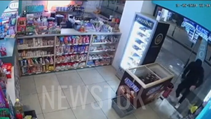 Βίντεο ντοκουμέντo: Ληστής απειλούσε με μαχαίρι υπαλλήλους και «άδειαζε» καταστήματα