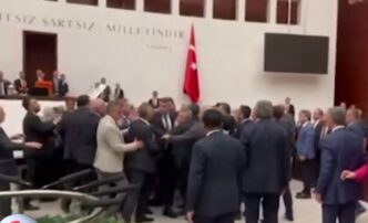 Ρινγκ η τουρκική Βουλή: Ήρθαν στα χέρια