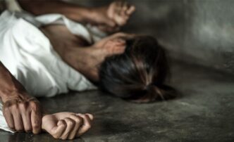 Φρίκη: Κατήγγειλε ομαδικό βιασμό από φίλους της στο Ηράκλειο