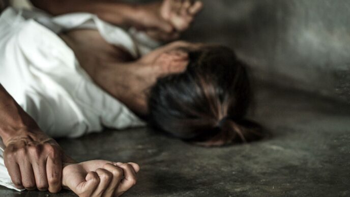 Φρίκη: Κατήγγειλε ομαδικό βιασμό από φίλους της στο Ηράκλειο