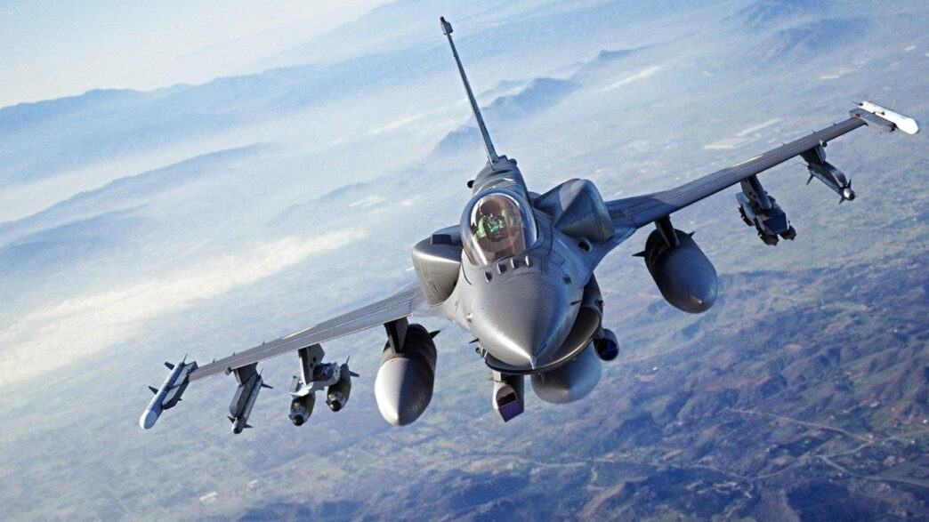 Bloomberg: Η πρώτη παρτίδα F-16 παραδόθηκε στο Κίεβο