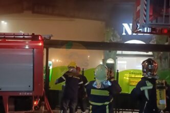 Μεγάλη φωτιά με απεγκλωβισμούς σε υπόγειο καφετέριας στο κέντρο της Αθήνας