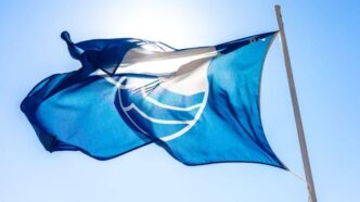 Αφαιρέθηκε η Γαλάζια Σημαία από 22 βραβευμένες ακτές
