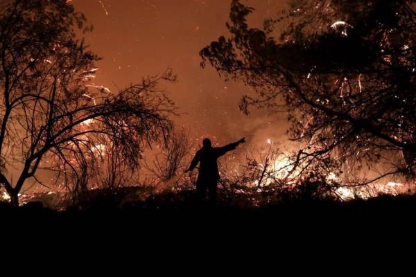 Φωτιά στην Ρόδο: Τραυματίστηκε πυροσβέστης - Δεύτερη φωτιά σε διαφορετικό σημείο