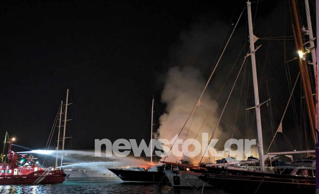 Πειραιάς: Φωτιά σε δύο σκάφη στη Μαρίνα Ζέας