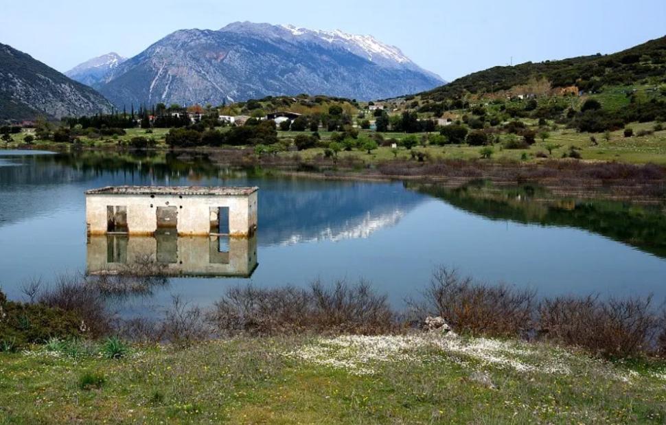 Λειψυδρία: Στερεύει ο Μόρνος - Οι κάτοικοι παρατηρούν τη λίμνη να μειώνεται με γρήγορους ρυθμούς