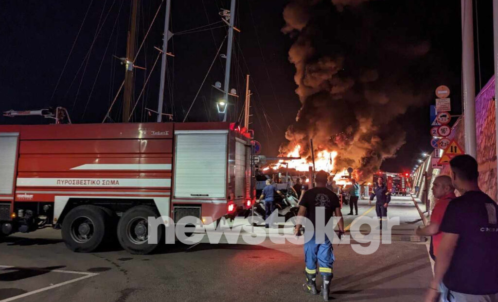 Πειραιάς: Φωτιά σε δύο σκάφη στη Μαρίνα Ζέας