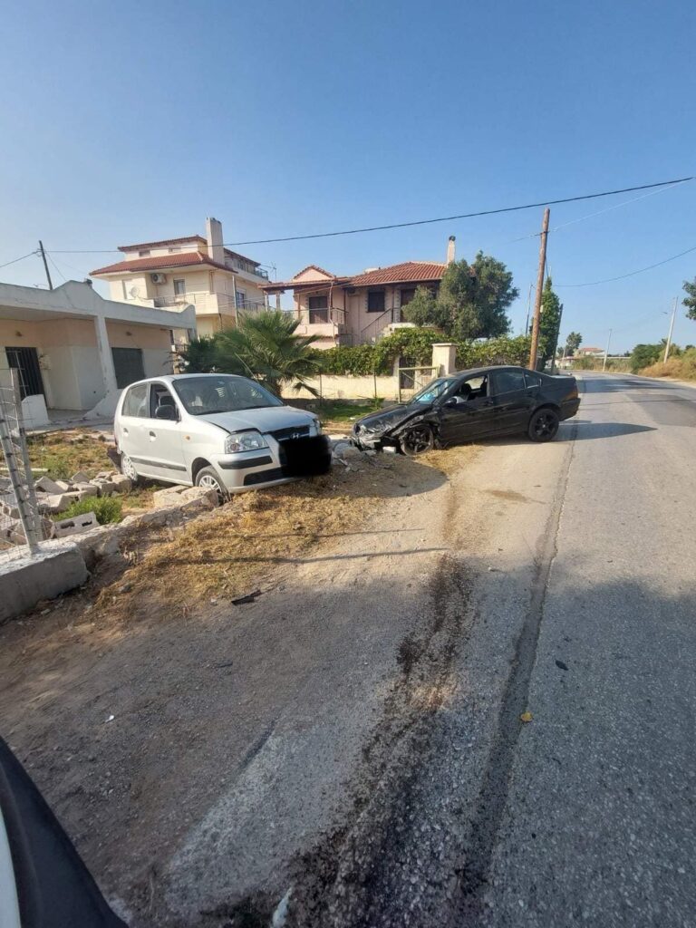 Τροχαίο ατύχημα στη Λεωδόρο Αρτέμιδος μετά από σύγκρουση ΙΧ