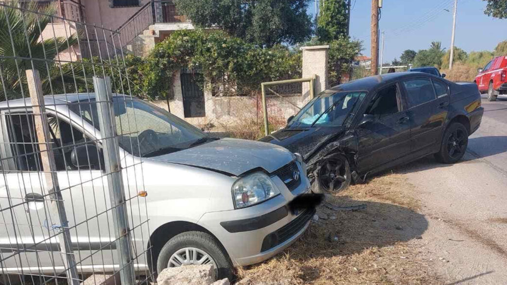 Τροχαίο ατύχημα στη Λεωδόρο Αρτέμιδος μετά από σύγκρουση ΙΧ