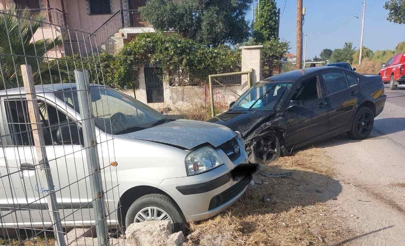 Τροχαίο ατύχημα στη Λεωδόρο Αρτέμιδος μετά από σύγκρουση ΙΧ