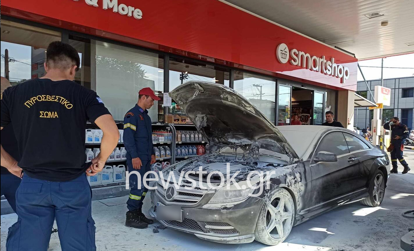 Νέα Ερυθραία: Αυτοκίνητο πήρε φωτιά σε πρατήριο υγρών καυσίμων (ΦΩΤΟ)