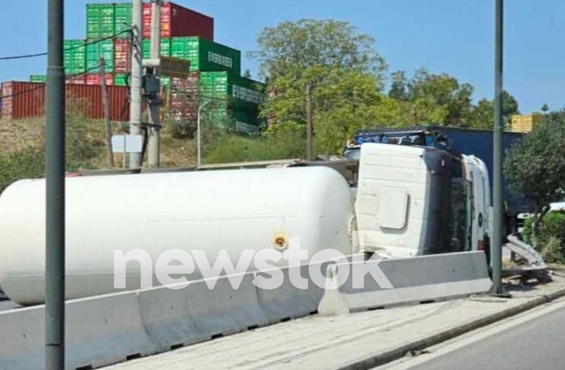 Εκκενώνεται η δομή Σχιστού μετά την ανατροπή του βυτιοφόρου