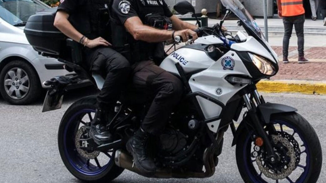 two police officers on a motorcycle - Τροχαίο ατύχημα ΔΙΑΣ